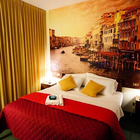 Hotel Palombella & Restaurant 弗罗西诺内 外观 照片